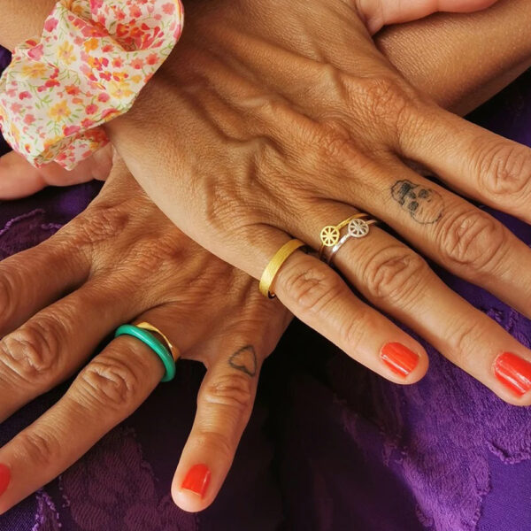 18K vergoldeter Ring SPINNING WHEEL von Lulu Copenhagen Kombination des vergoldeten Rings SPINNING WHEEL von Lulu Copenhagen mit anderen Ringen