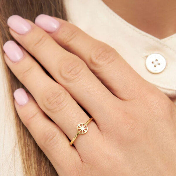 18K vergoldeter Ring SPINNING WHEEL von Lulu Copenhagen Tragebeispiel Ring SPINNING WHEEL von Lulu Copenhagen