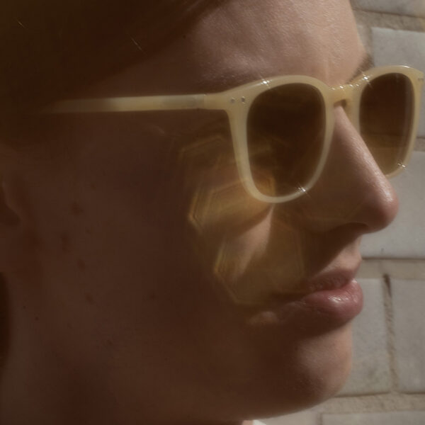 Seitenansicht Sonnenbrille ADULTS #E Glossy Ivory Izipizi