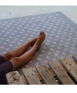 Acrylteppich mit pinken Sternen auf www.mina-lola.com von Lorena Canals