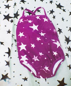 Badeanzug lila mit Sternen auf mina-lola.com von Noe&Zoe