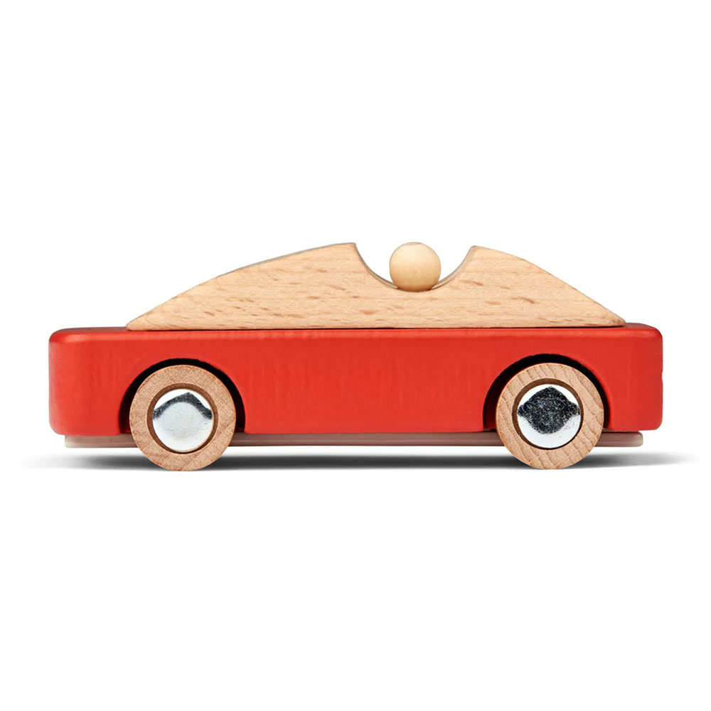 Seitenansicht Sportwagen aus Holz in rot mit zwei Autofahrern