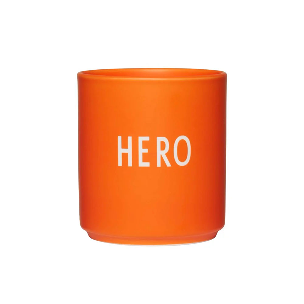 Porzellanbecher in orange mit dem Schriftzug Hero von Design Letters