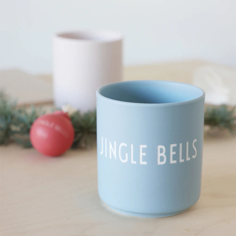 Weihnachtstisch mit Porzellanbecher in hellblau mit dem Schriftzug Jingle Bells von Design Letters