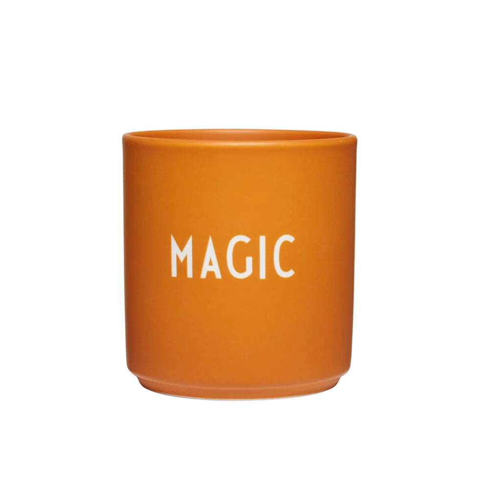 Porzellanbecher in orange mit dem Schriftzug Magic von Design Letters