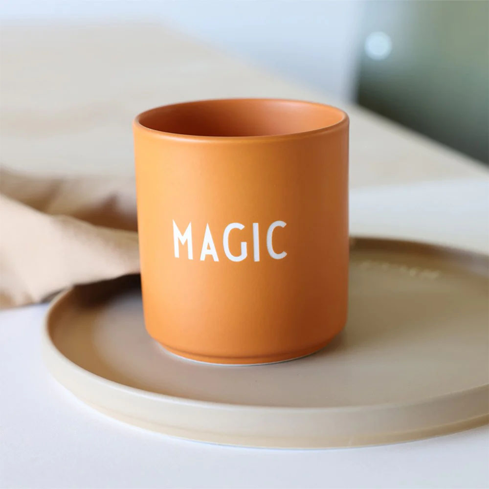 Porzellanbecher in orange mit dem Schriftzug Magic von Design Letters