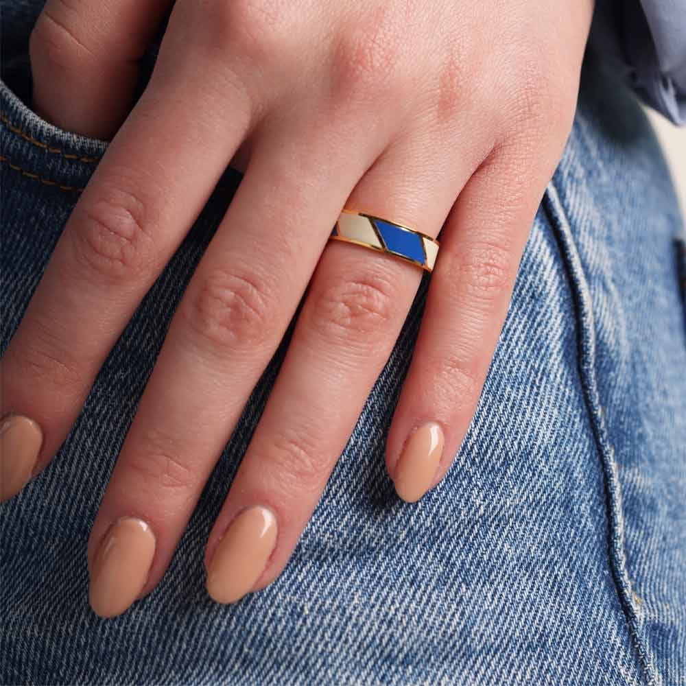 Ring Gestreift in Cobaltblau-Weiß auf der Hand von Design Letters