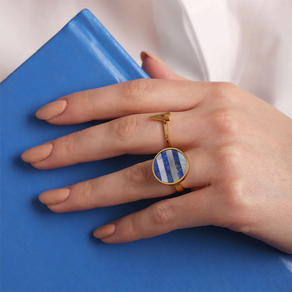 Dame mit goldenem Ring mit Blau-Weißem Edelstein von Design Letters