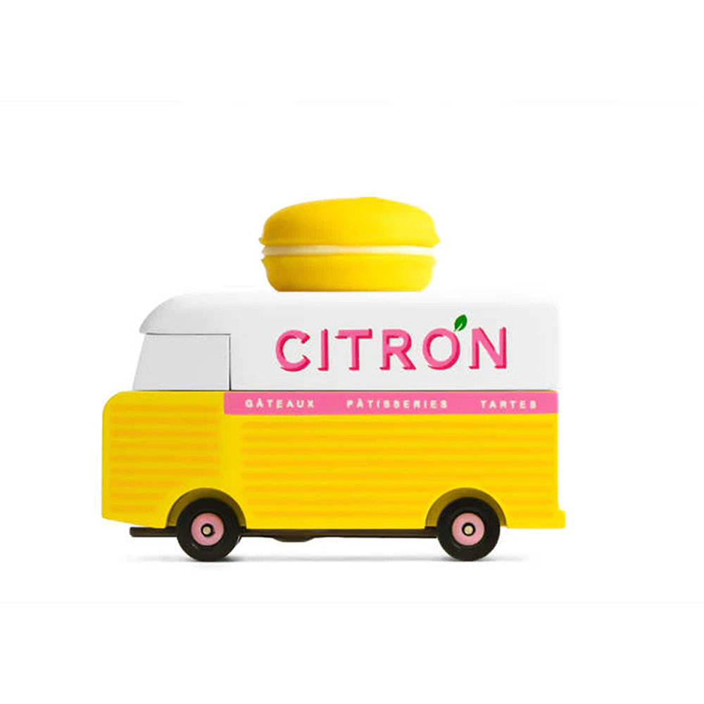Holzauto mit Zitronenprint und Macaron am Dach von Candylab