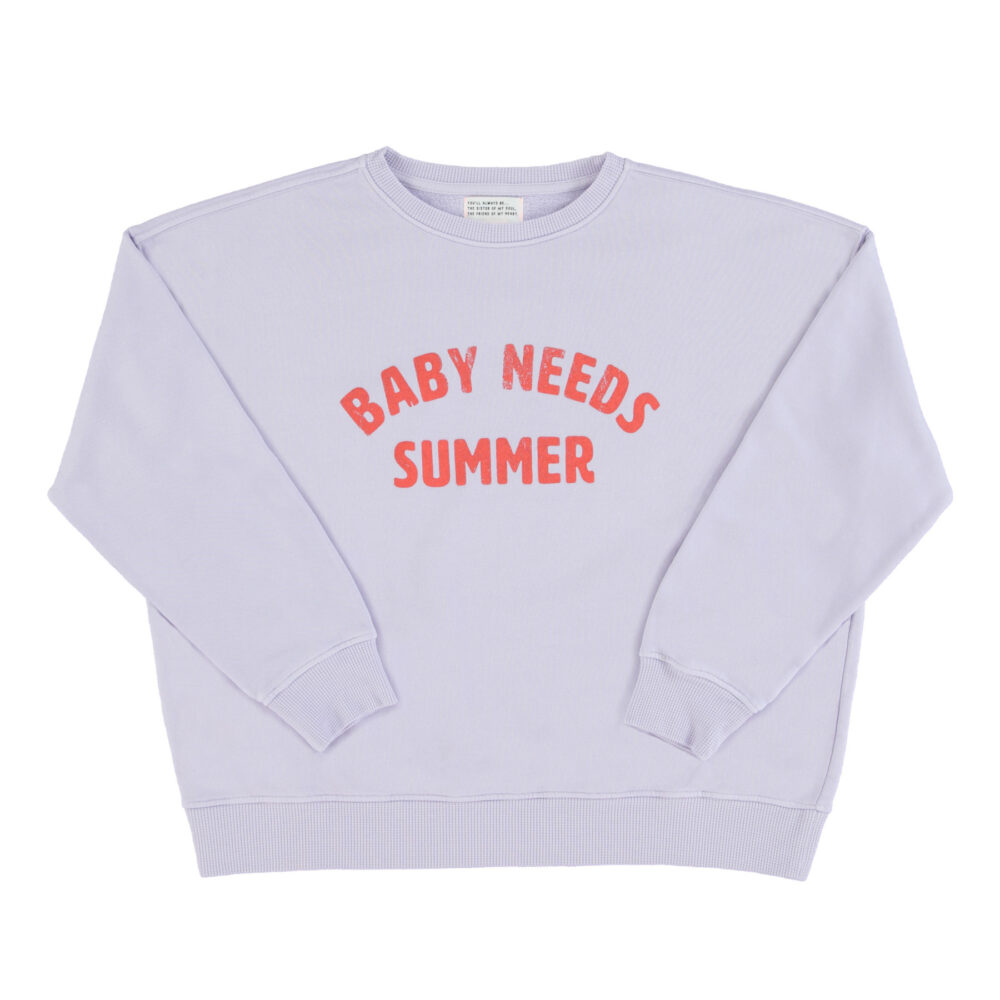 Sweatshirt mit BABY NEEDS SUMMER Print in Lavender von Sisters Department