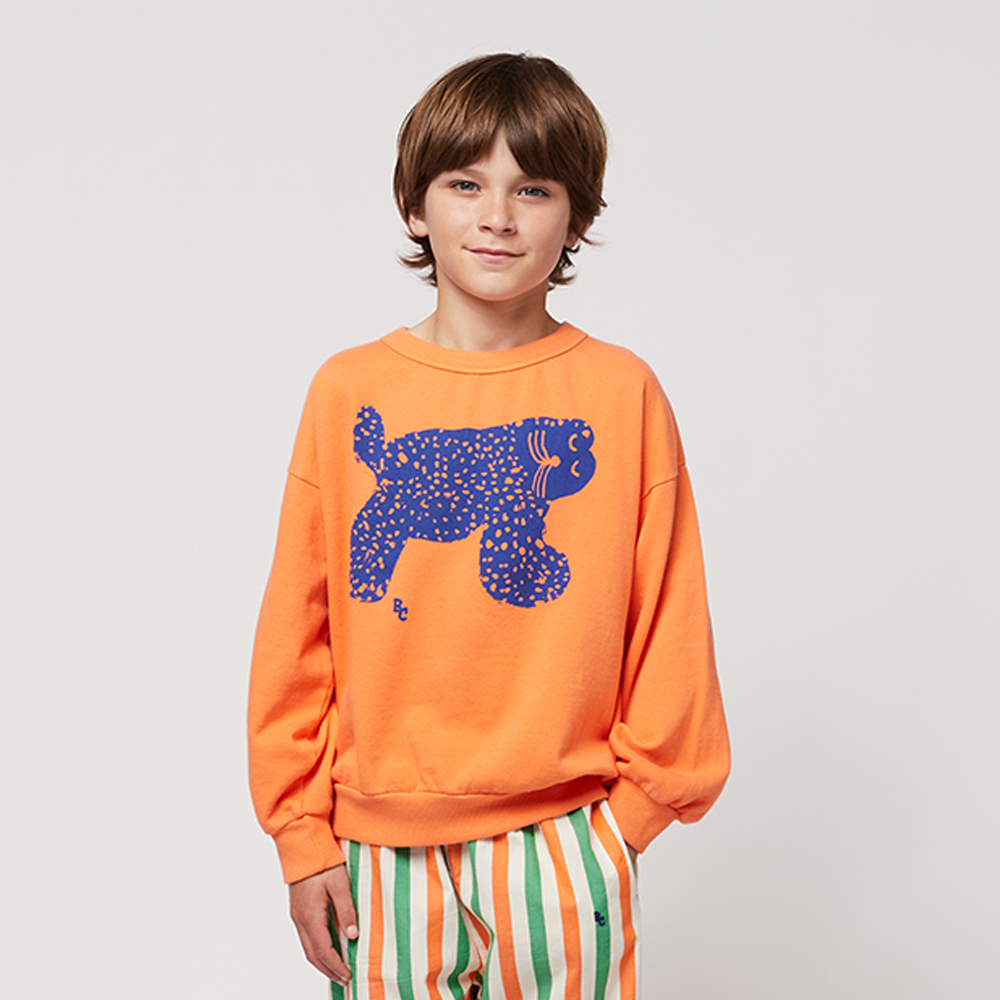 Bub mit orangem Sweatshirt BIG CAT von Bobo Choses Kids