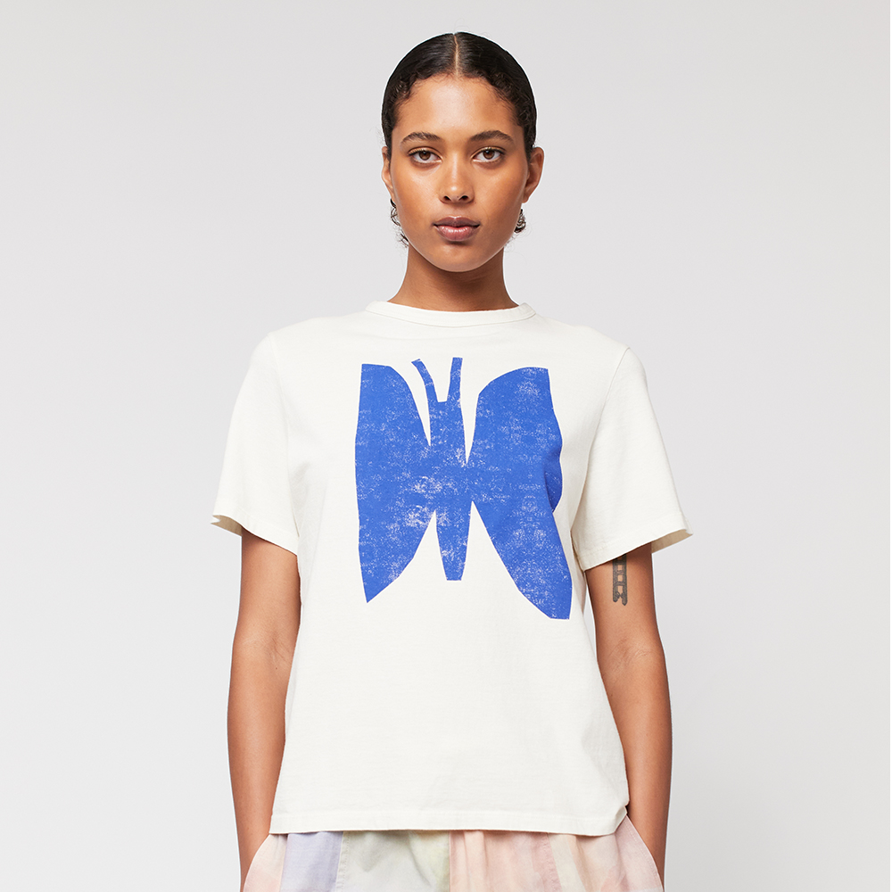 Frau mit weißem T-Shirt mit Schmetterling von Bobo Choses Adults