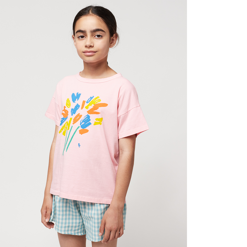 Mädchen mit rosa T-Shirt mit Blumenstrauß von Bobo Choses kids
