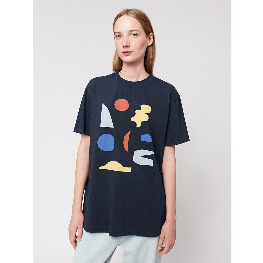 Frau mit Unisex T-Shirt dunkelblau mit geometrischen Figuren von Bobo Choses Adults