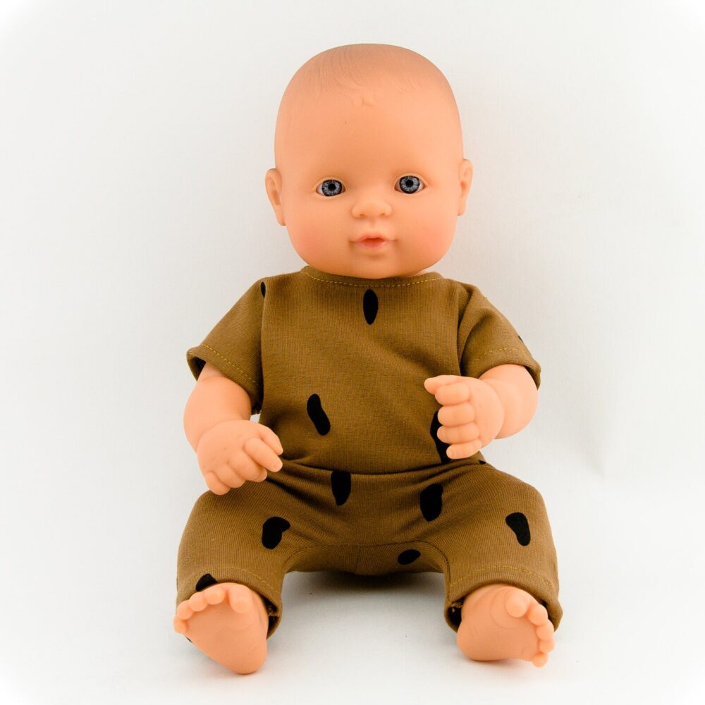 Puppe sitzend mit Puppenkleidung Romper Caramel mit Punkten