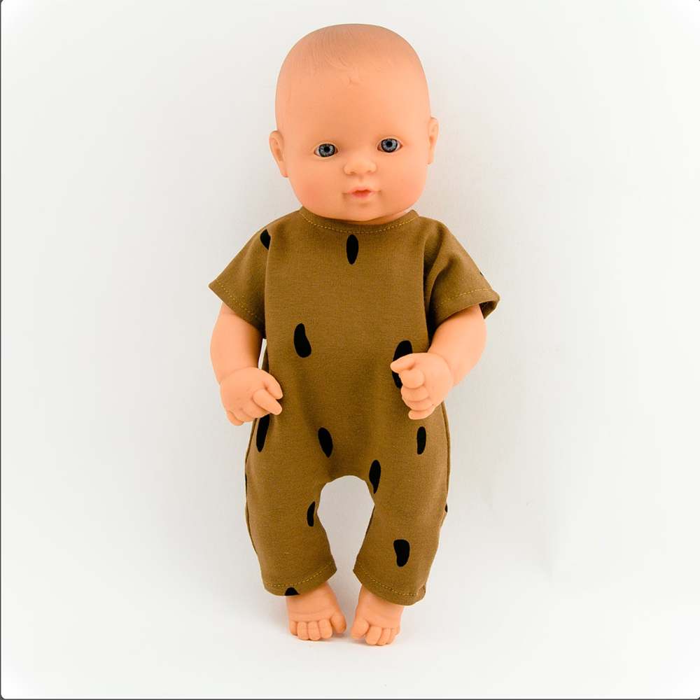Puppe stehend mit Puppenkleidung Romper Caramel mit Punkten