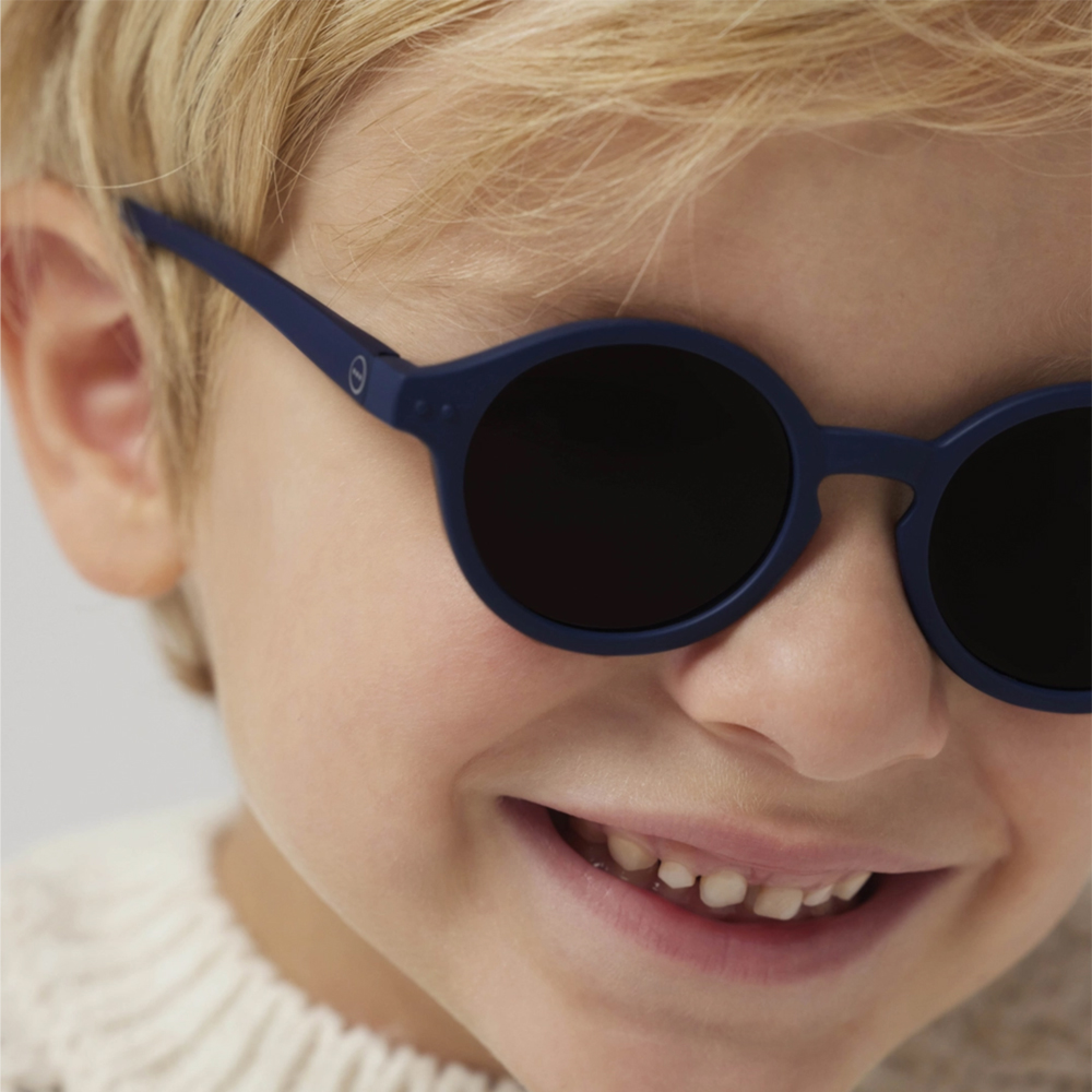 Bub mit Sonnenbrille KIDS PLUS Denim Blue Izipizi